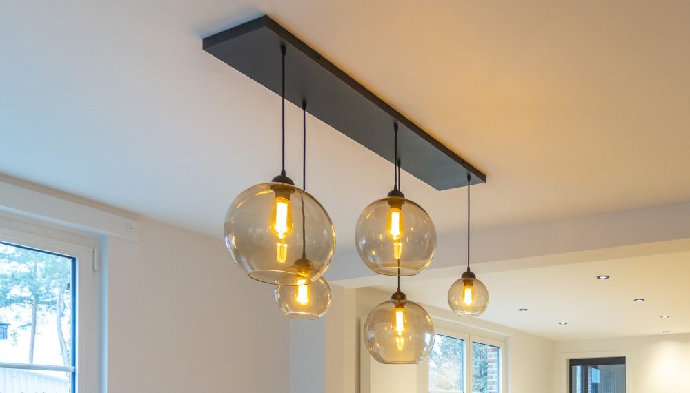 Een moderne lamp die aan het plafond hangt