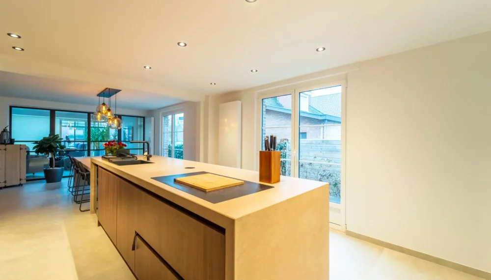 Overzicht van een pas gerenoveerde keuken